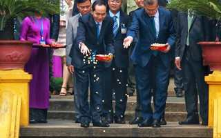 Tổng thống Hàn Quốc Moon Jae In cho cá ăn tại ao cá Bác Hồ