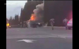 Mỹ: Xe nổ tung ngay trước cửa căn cứ không quân