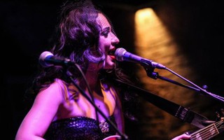 Lindi Ortega đủ sức chiến đấu bệnh "mặc cảm ngoại hình" nhờ âm nhạc