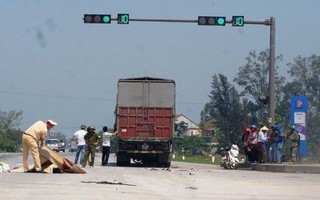 Xe tải cuốn xe máy vào gầm ở ngã tư “tử thần”, 2 anh em chết thảm