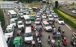 Quản lý Uber, Grab: 2 năm vẫn rối