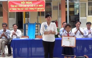 Mẹ con cô bé học sinh nghèo nhưng không tham tiền