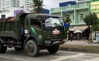 Cảnh sát phải "đánh đu" trên đầu xe tải