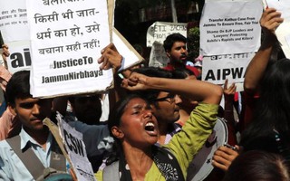 Ấn Độ: Chia rẽ vì vụ cưỡng hiếp tập thể bé gái 8 tuổi