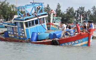 Tàu cá bị chìm ở  Hoàng Sa, 8 ngư dân được cứu vớt