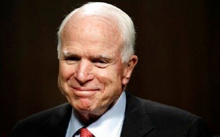 Vừa điều trị ung thư, ông John McCain lại nhập viện phẫu thuật
