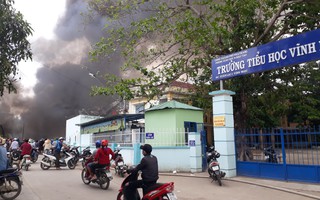 Cháy bãi phế liệu kế bên trường học, sơ tán hơn 500 học sinh