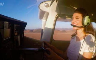 Angelina Jolie gây ấn tượng khi bay trên sa mạc