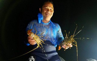 Thích thú theo ngư dân lặn biển bắt tôm hùm ở Huế