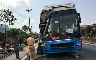 Hơn 30 hành khách hoảng loạn khi xe khách tông xe tải rẽ đột ngột