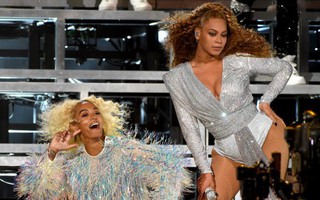 Beyonce và em gái ngã lăn trên sân khấu
