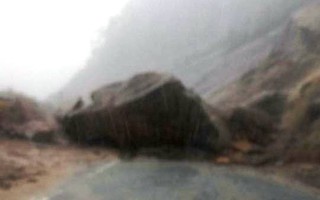 Suýt chết vì đá tảng rớt chắn ngang đường đèo Khánh Lê