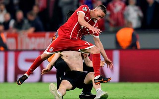 Ronaldo, Ribery bị fan cuồng "tấn công"