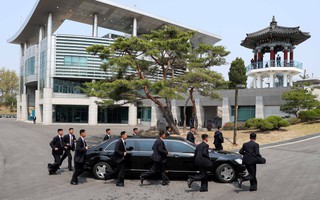 Dàn vệ sĩ bọc kín nhà lãnh đạo Kim Jong-un