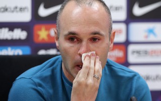 Iniesta ngấn lệ buổi họp báo chia tay Barca