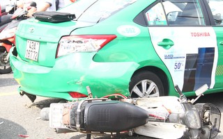 Taxi va chạm với xe máy, giao thông qua cầu Sông Hàn kẹt cứng