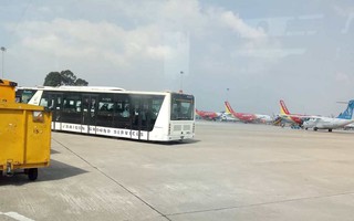 Xe buýt sân bay "trôi" vênh hàng rào ở Tân Sơn Nhất