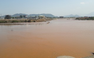 Đà Nẵng: Hơn 8km sông Cu Đê chuyển màu đỏ gạch, người dân lo lắng