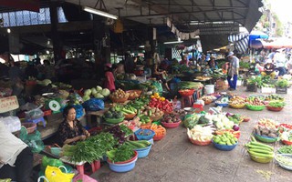 Chợ vắng, trung tâm thương mại đông đúc