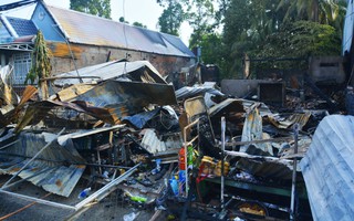 Dân tháo chạy trong đêm, bất lực nhìn 3 căn nhà cháy ra tro
