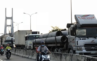 Sợ tốn dầu, tài xế xe Container đậu dốc cầu Phú Mỹ để ngủ