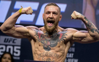 Bị tước đai, "gã điên" McGregor tấn công đồng nghiệp