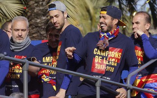 Barcelona diễu hành mừng vô địch, khoe hai cúp tại Catalonia