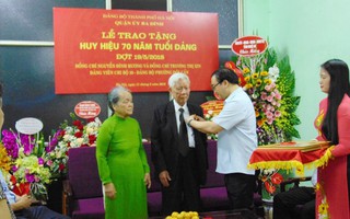 Hai vợ chồng ông Nguyễn Đình Hương cùng nhận huy hiệu 70 năm tuổi Đảng