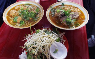 Người Sài Gòn kiên trì đợi món bún giò gốc Huế nấu bếp củi