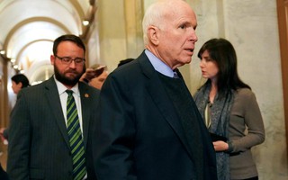 Vụ trợ lý ông Trump đùa cợt cay nghiệt ông McCain: Phép tắc Nhà Trắng "chạm đáy"