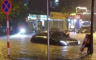 Hà Nội: Mưa lớn biến đường phố thành sông, giao thông hỗn loạn