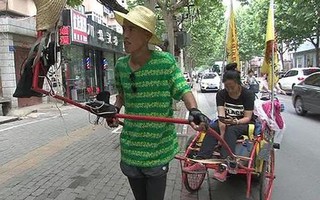 Chàng trai kéo xe vượt 2.000 km đưa bạn gái ra biển