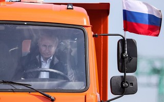 Tổng thống Putin lái xe tải qua cầu nối Nga và Crimea