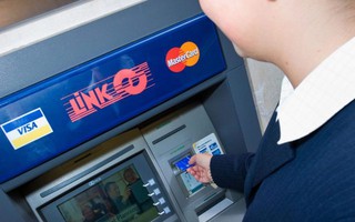 Người dùng thẻ ATM ở các nước có trả phí rút tiền?