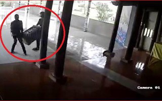 Video 2 thanh niên táo tợn  vào chùa khiêng trộm hòm công đức