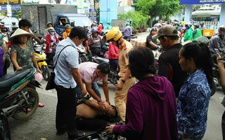 Đám đông vây bắt 2 kẻ "đá xế" ở quận 10 - TP HCM