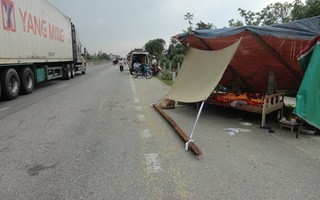 Phơi lúa trên Quốc lộ 1A, 1 phụ nữ bị xe tải tông tử vong