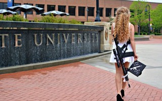 Khẩu súng trường bán tự động trên lưng nữ sinh viên