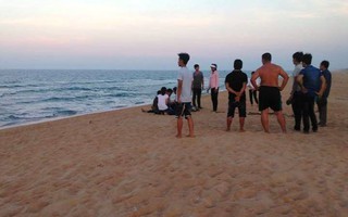 Quảng Ngãi: Rủ nhau tắm biển, 2 học sinh tử vong