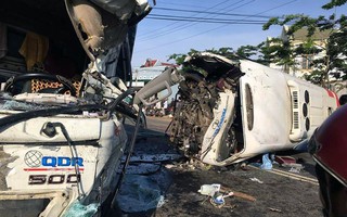 Xe khách và xe tải đối đầu thảm khốc, 10 người thương vong