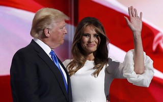 Cách mừng vợ xuất viện về nhà lạ thường của ông Trump