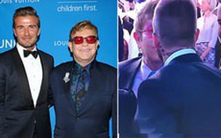 Elton John hôn David Beckham trong đám cưới Hoàng tử Anh