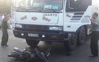 Người đàn ông chết thảm sau khi bị xe tải kéo lê hơn 20 m