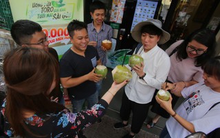 Người Sài Gòn thích thú với máy bán dừa tự động độc đáo