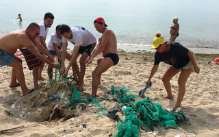 Du khách nước ngoài dọn rác biển Nha Trang vì "không chịu nổi"