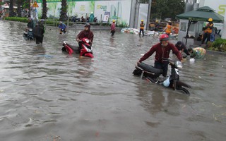TP HCM: Nước ngập đến yên xe sau cơn mưa chiều cuối tuần