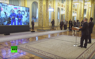 Tổng thống Putin cùng ông Abe gọi video ra ngoài vũ trụ từ Kremlin