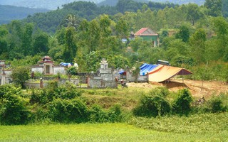 Đang chăn dê gần nghĩa địa, hai ông cháu bị sét đánh tử vong