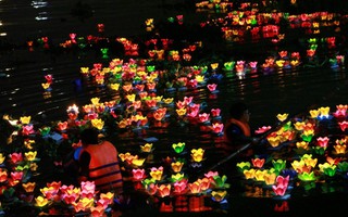 Hàng ngàn hoa đăng trên sông Sài Gòn trong ngày lễ Phật đản