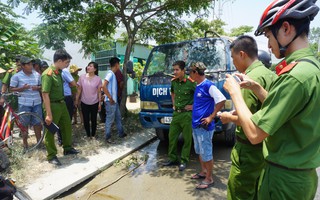 Bắt quả tang tài xế đổ hàng ngàn kg nhớt thải trái phép ra môi trường